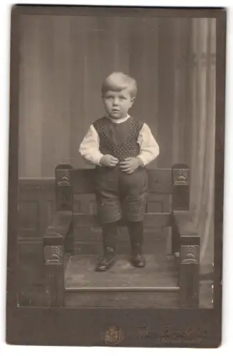 Fotografie Franz Buecheler, Weissenburg i. E., Junge auf Holzstuhl