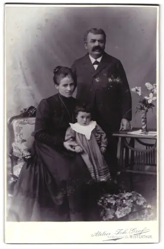 Fotografie Joh. Graf, Winterthur, Niedergasse 13, Familienporträt mit Blumenarrangement