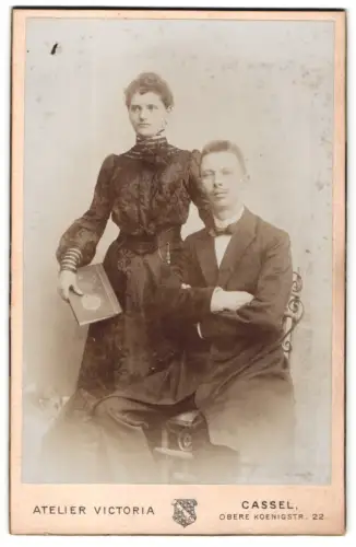 Fotografie Victoria, Cassel, Obere Koenigstr. 22, Paar in eleganter Kleidung