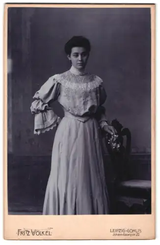 Fotografie Fritz Völkel, Leipzig-Gohlis, Johann-Georgstr. 22, Porträt einer Dame in eleganter Kleidung