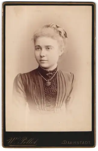 Fotografie Wilhelm Pöllot, Darmstadt, Hügelstrasse 59, Porträt einer jungen Frau