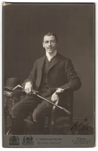 Fotografie Louis Hermestroff, Metz, Priesterstr. 11, Eleganter Herr mit Spazierstock