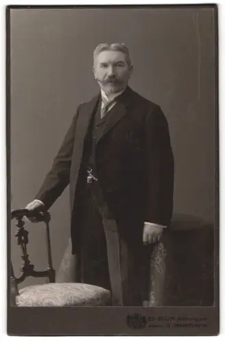 Fotografie Ed. Blum, Frankfurt am Main, Kaiserstrasse 73, Porträt eines eleganten Herrn