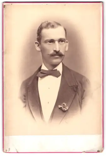 Fotografie Heinrich Harmsen, Wien, Hauptstrasse 26, Porträt eines Herrn mit Brille und Schnurrbart