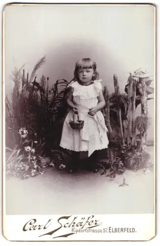 Fotografie Carl Schäfer, Elberfeld, Kipdorfstrasse 57, Mädchen mit Korb in einem Gartenarrangement