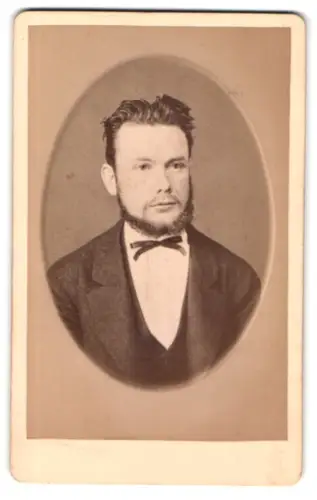 Fotografie Rob. Neithardt, Basel, St.Clarastrasse 54, Porträt eines Mannes