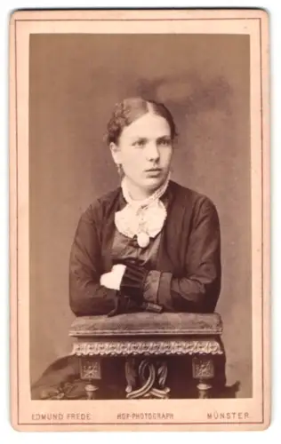 Fotografie Edmund Frede, Münster, Neubrückenstr. 6, Portrait einer eleganten Dame