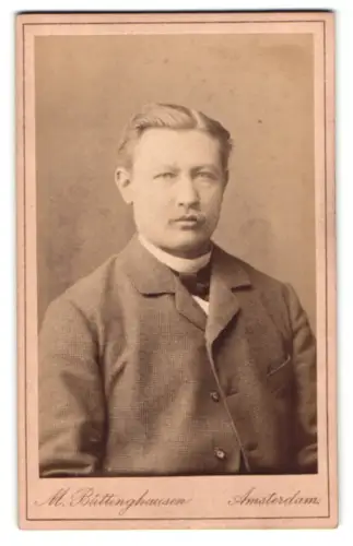 Fotografie M. Büttinghausen, Amsterdam, Singel bei het Koningsplein Nr. 512, Porträt eines Herrn