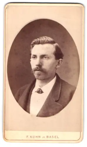 Fotografie F. Kuhn, Basel, Porträt eines Herrn mit Schnurrbart
