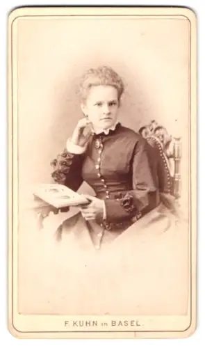 Fotografie F. Kuhn, Basel, Klosterberg, Frau mit Buch