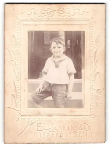 Fotografie E. L. Jenkins & Co., New York, 122 Front St, Portrait eines Jungen auf Treppe