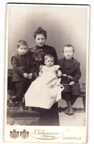 Fotografie F. Tellgmann, Hersfeld, Frau mit drei Kindern