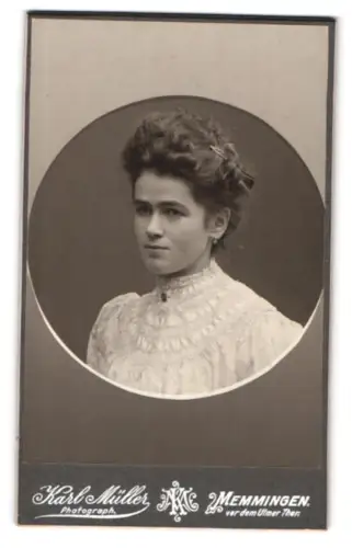 Fotografie Karl Müller, Memmingen, vor dem Ulmer Thor, Porträt einer jungen Frau