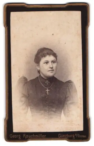Fotografie Georg Rauchmiller, Günzburg a. Donau, nächst der Kaserne, Porträt einer Frau