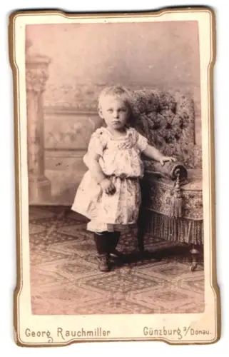 Fotografie Georg Rauchmiller, Günzburg an der Donau, Porträt eines Kleinkindes nebe einem Sessel