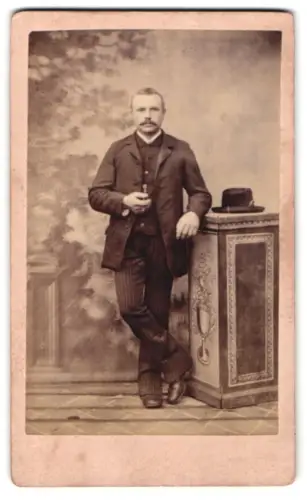 Fotografie F. A. Hartig, Thum in Sachsen, Eleganter Herr mit Hut