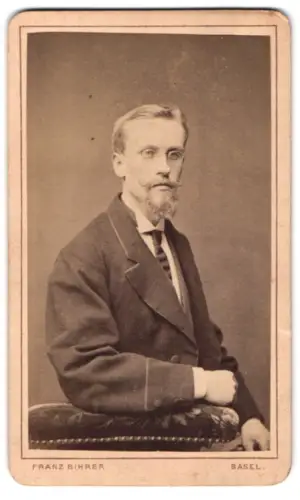 Fotografie Franz Bihrer, Basel, Heumatt Strasse 16, Herr im Anzug mit Brille