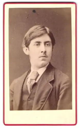 Fotografie L. H. Zeyen, Liège, Place St. Jean Nr. 1, Porträt eines jungen Mannes