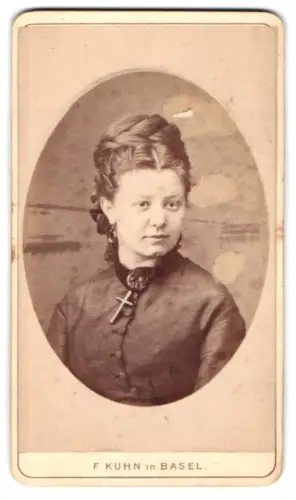 Fotografie F. Kuhn, Basel, Porträt einer Frau