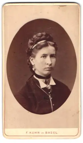Fotografie F. Kuhn, Basel, Porträt einer eleganten Dame