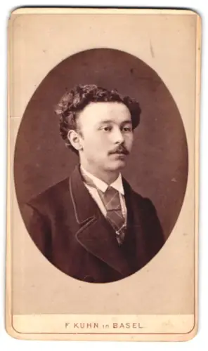 Fotografie F. Kuhn, Basel, Porträt eines jungen Mannes