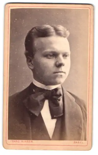 Fotografie Franz Bihler, Basel, Heimatstrasse 16, Junger Mann mit Fliege