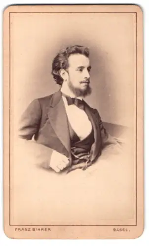 Fotografie Franz Bihrer, Basel, Heumattstrasse 16, Porträt eines Mannes in feinem Anzug