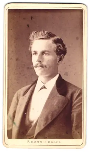 Fotografie Fritz Kuhn, Basel, Porträt eines Mannes mit elegantem Anzug
