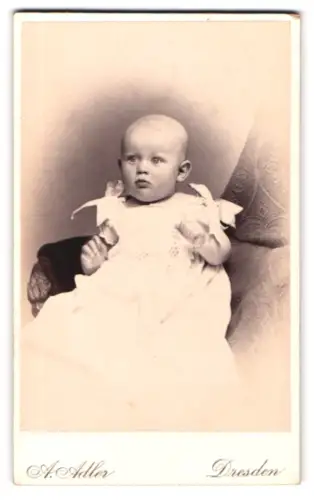Fotografie A. Adler, Dresden, Victoriastrasse 21, Porträt eines Kleinkindes