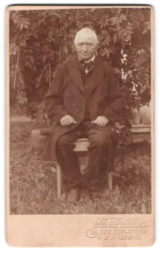 Fotografie K. Huth, Ob. Geilenkausen b. Waldbröl, Älterer Herr auf einem Stuhl sitzend