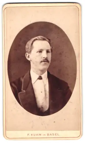 Fotografie F. Kuhn, Basel, Elegantes Porträt eines Herrn