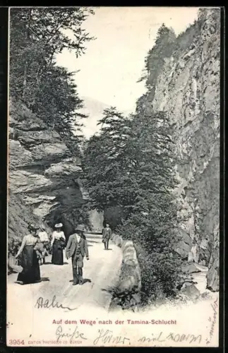 AK Tamina-Schlucht, Ausflügler auf dem Wege nach dem Ort