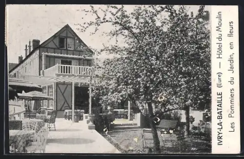 AK Ivry-la-Bataille /Eure, Hôtel du Moulin, Les Pommiers du Jardin, en fleurs