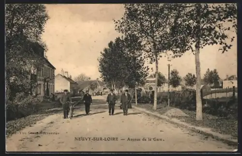 AK Neuvy-sur-Loire, Avenue de la Gare