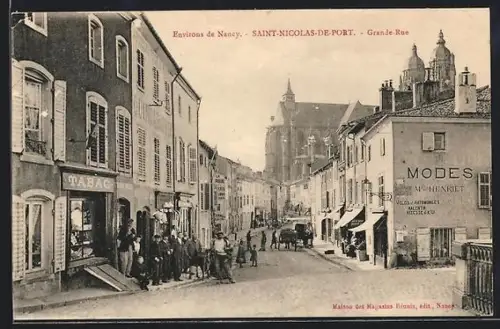 AK Saint-Nicolas-du-Port, Grande-Rue animée avec vue sur l`église en arrière-plan