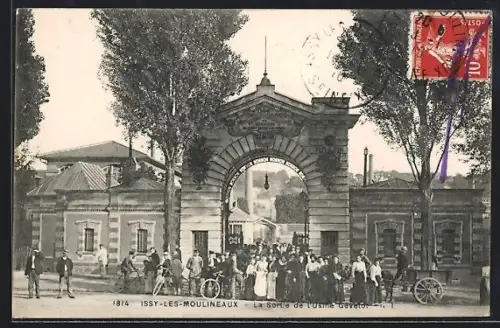 AK Issy-les-Moulineaux, La Sortie de l`Usine Gevelot