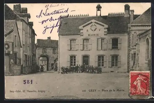 AK Cézy, Place de la Mairie avec groupe devant le bâtiment