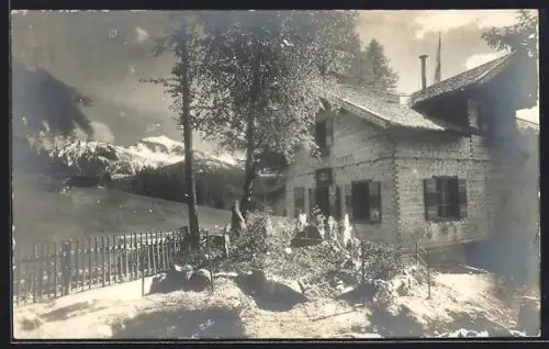 Foto-AK Schwaz, Hütte mit Grünanlagen und Bergpanorama