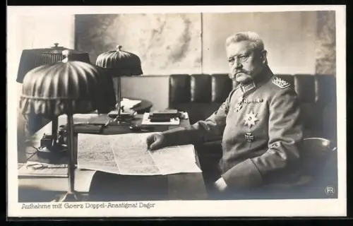 AK Paul von Hindenburg in Uniform am Schreibtisch