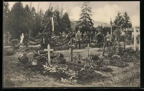 AK Montmédy, Massengrab mit Soldaten im Hintergrund