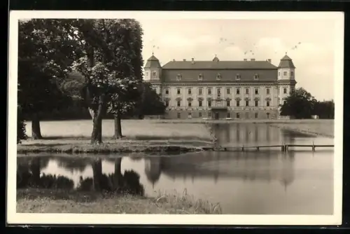 AK Holesov, Schloss vom Ufer aus