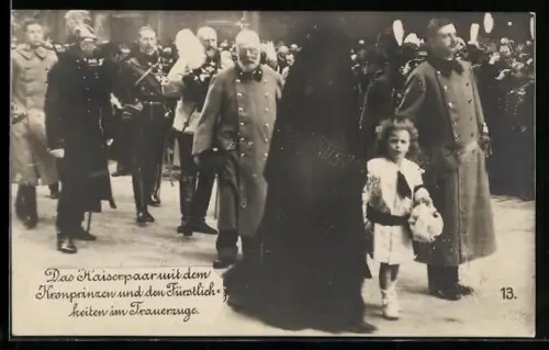 AK Kaiserin Zita von Österreich mit dem Kronprinzen und den Fürstlichkeiten im Trauerzuge