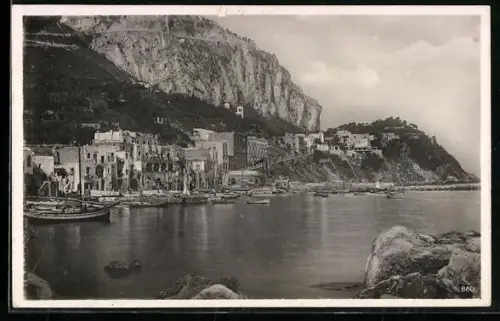 AK Capri, Ortspanorama vom Seeufer aus gesehen