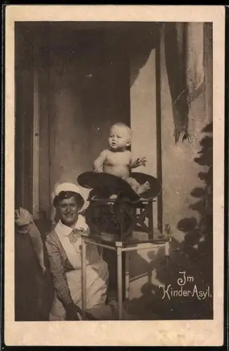 AK Schwester wiegt ein Kleinkind im Kinder-Asyl, Deutscher Verein für Kinder-Asyle e. V.
