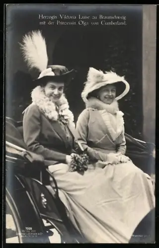 AK Herzogin Viktoria Luise von Braunschweig mit Prinzessin Olga von Cumberland
