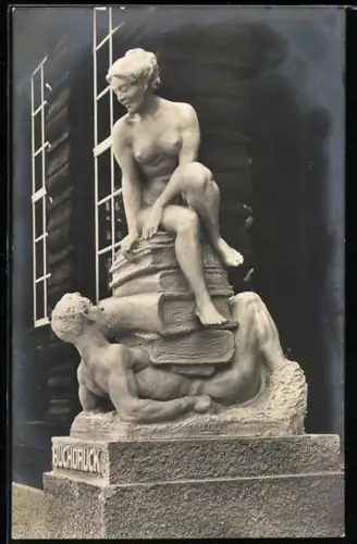 AK Leipzig, Weltausstellung für Buchgewerbe u. Graphik 1914, Albrecht Leistner, Gruppe vor dem Zunfthaus, Plastik