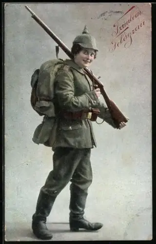 AK Fräulein Feldgrau mit geschultertem Gewehr