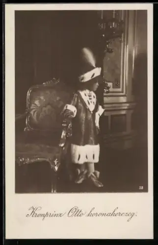 AK Kronprinz Otto von Österreich in langem Mantel mit Pelz und Hut mit Feder