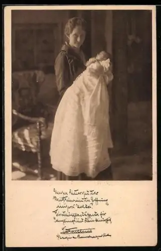 AK Victoria Louise Herzogin von Braunschweig mit ihrem Sohn Ernst August IV., Babyfoto