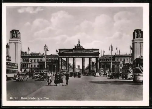 AK Berlin, Passanten am Brandenburger Tor